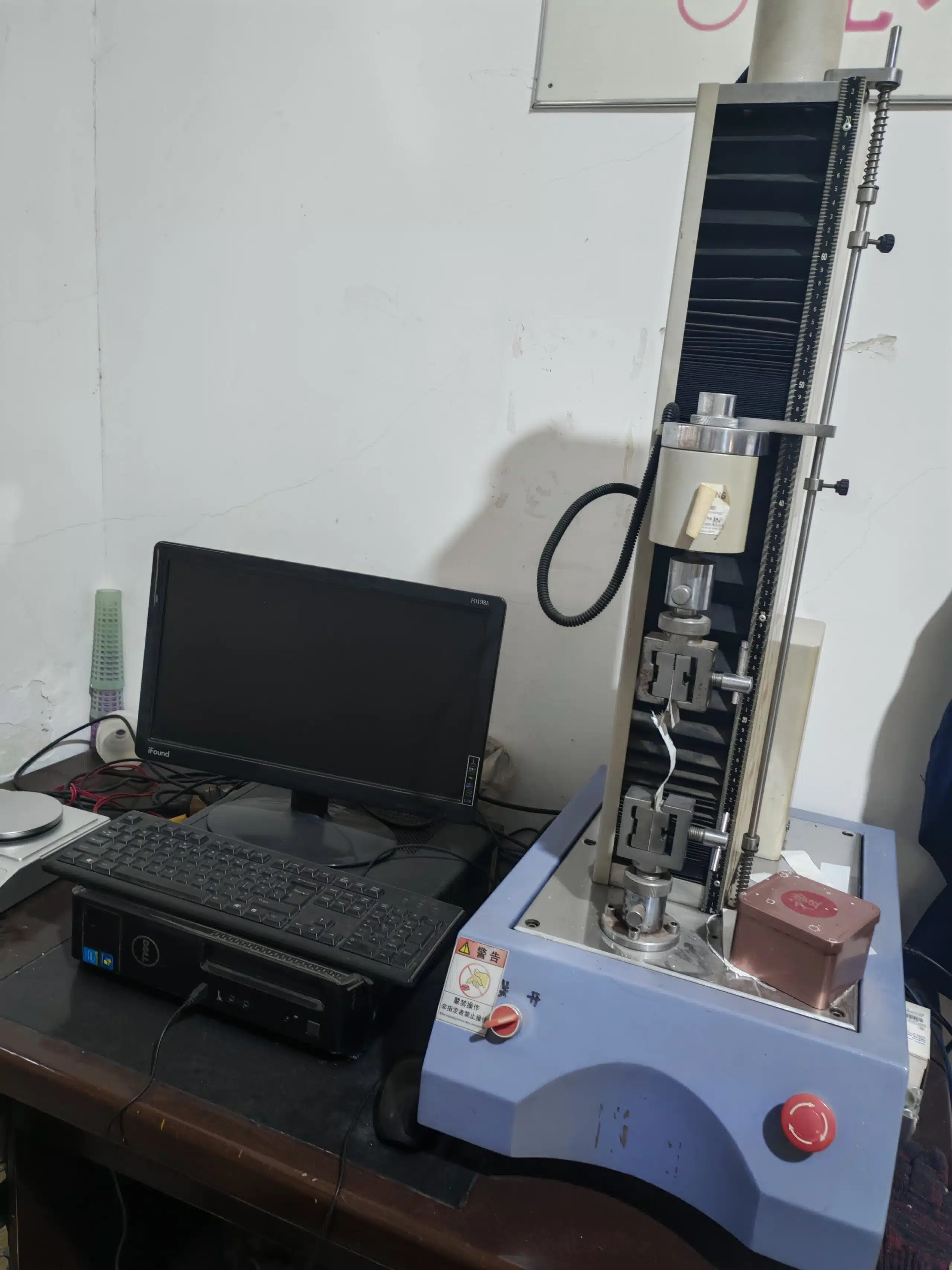 Pengujian kekuatan tarik dan material di laboratorium material SKP.