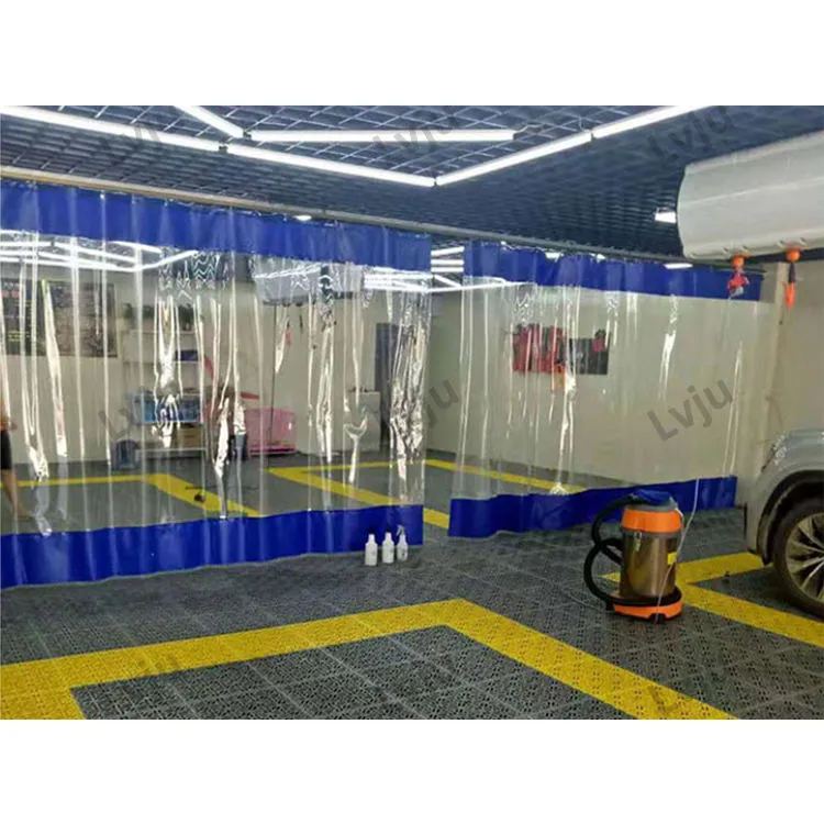 Dinding langsir PVC biru digunakan sebagai pembahagi gudang fleksibel